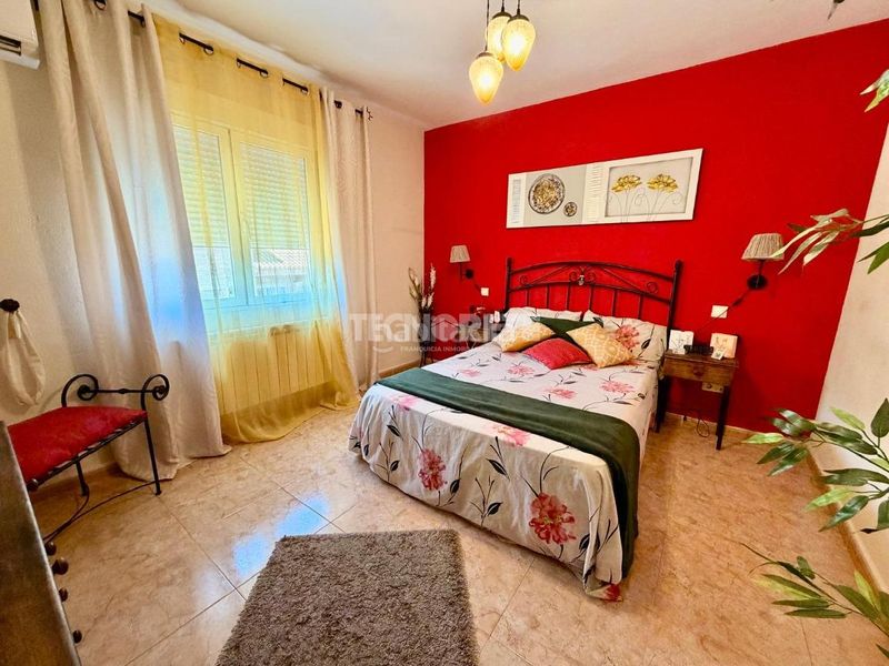 Foto f968f3e7-08b7-43bc-8503-424c0625c3ff. Casa aparellada amb aparcament a Parque Manuel de Vega-Carretera de Ugena Illescas