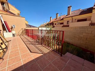 Casa aparellada a Yuncos. Casa en venta en yuncos