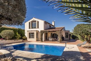 Casa  Carrer leonardo da vinci 41. Villa de lujo de  4 dormitorios en villes del vent, j�vea