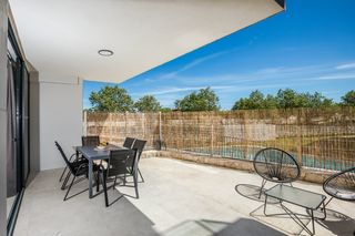 Rent Apartment  Avinguda augusta. Apartamento amueblado en planta baja de 3 dormitorios con terraz