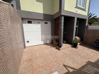 Casa aparellada a Cruce de Arinaga. Casa en venta en agüimes