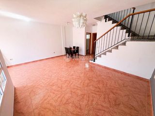 Casa bifamiliare in Cruce de Arinaga. Casa en venta en agüimes