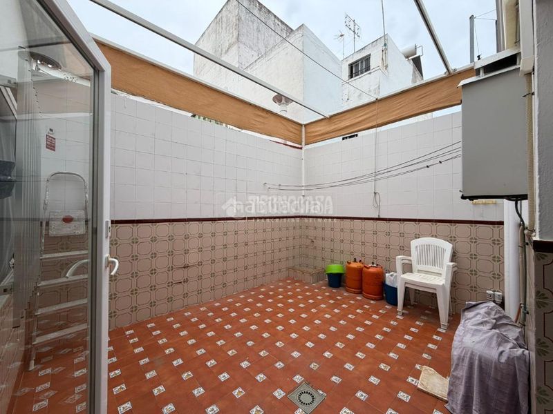Foto 82ae50dd-b3f8-4fe0-869f-86d32a664fcc. Casa aparellada a Isla Cristina