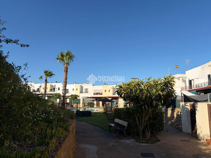 Foto 2f2c4c4f-7f72-438c-bf0b-7d8812de6e0f. Casa aparellada amb aparcament a Ayamonte ciudad Ayamonte