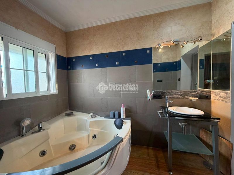 Foto 4e3c8307-f2cd-4564-a259-ddb59bac0ed7. Casa aparellada a Isla Cristina