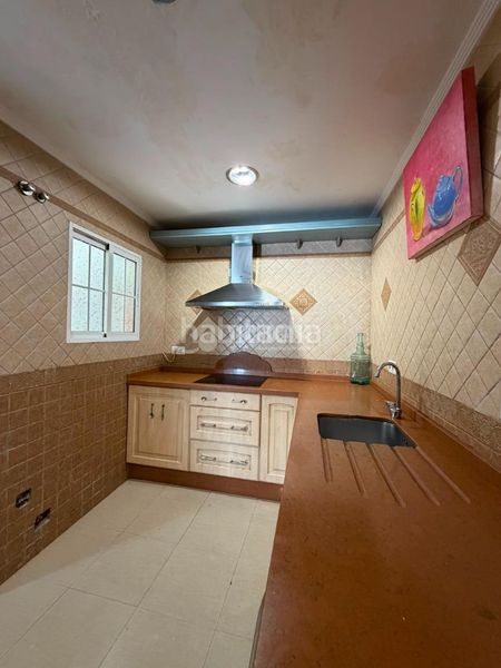 Foto dffe8c90-9d6f-4b07-bd01-2950a6db7f6e. Casa aparellada a Isla Cristina