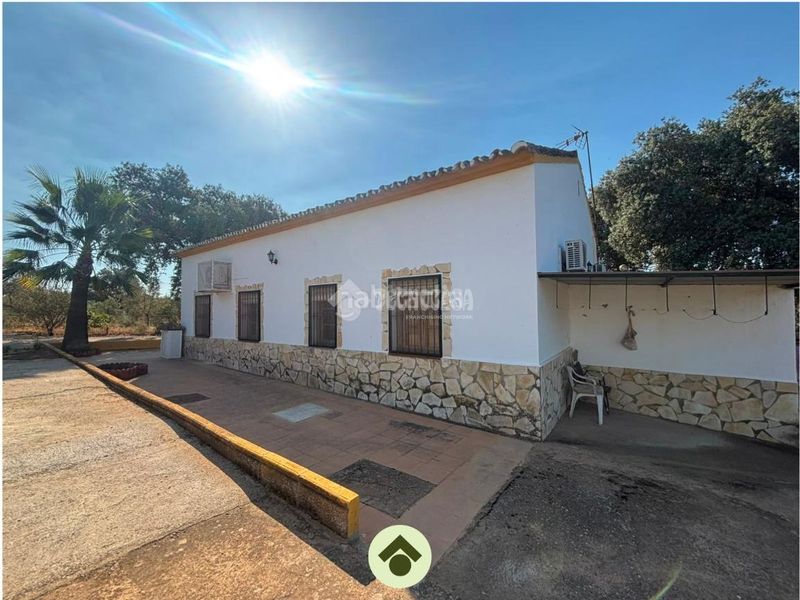 Foto a7a8a9b7-c4fe-42b8-815a-660a2f531c71. Masia amb piscina a Adamuz