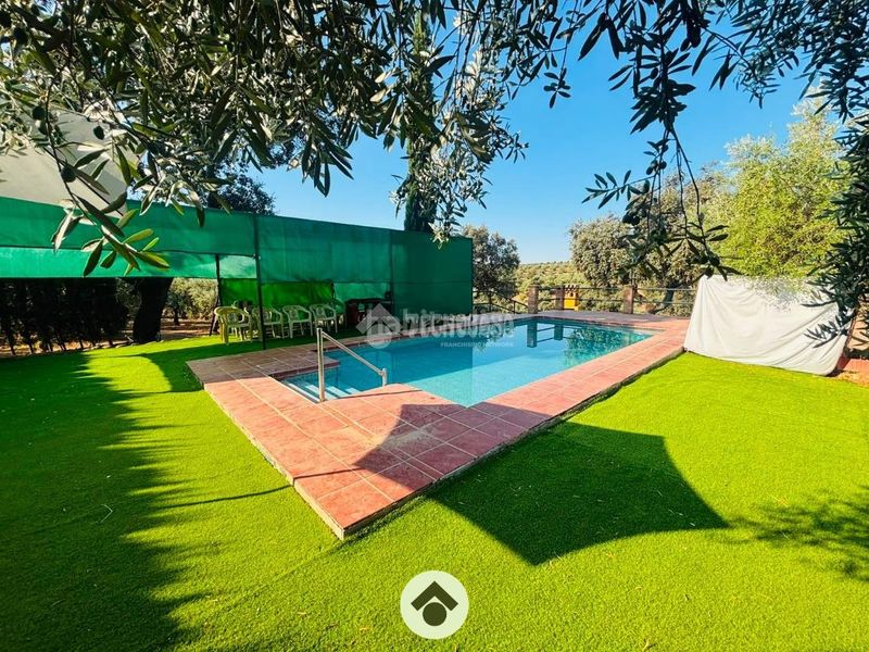 Foto f4dcb49d-b17d-4008-b2b8-fc6eede80a2c. Masia amb piscina a Adamuz