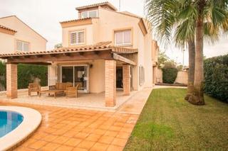 Xalet a El Carme-Sant Agustí-Bonavista. Estupendo chalet esquinero en les taules