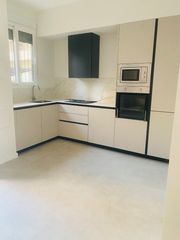 Etagenwohnung  Carrer d'ibi 3. Local completamente reformado con 3 estancias, baño y cocina equ