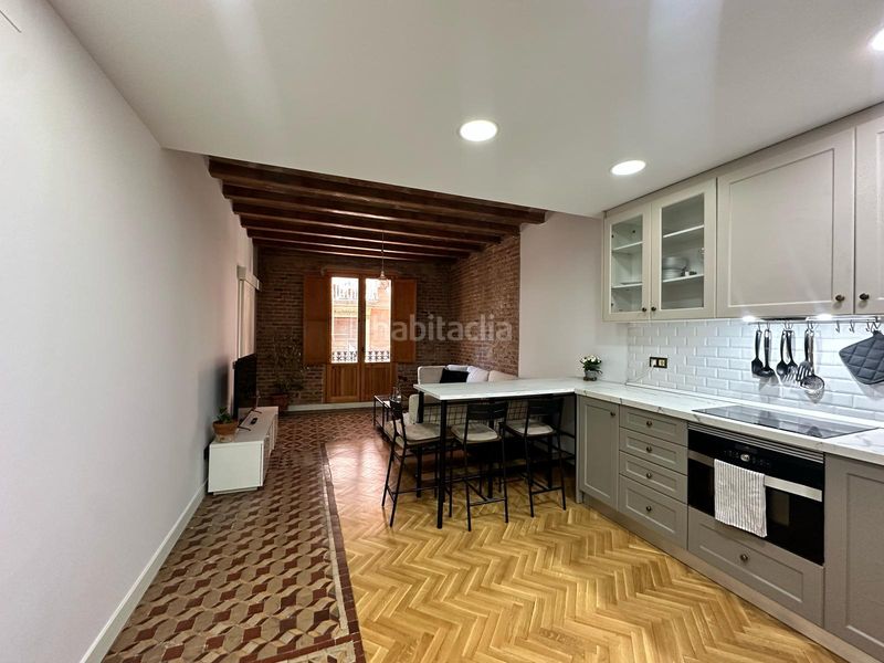 Foto c4b314d5-acda-4e56-b01f-4b310e1c2221. Pis a Raval Barcelona