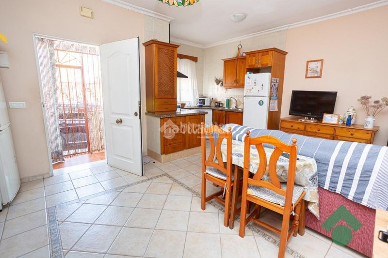 Foto 212f0560-b786-4013-8a81-25bcb6edf9e6. Casa aparellada amb calefacció a San Bernabé Algeciras