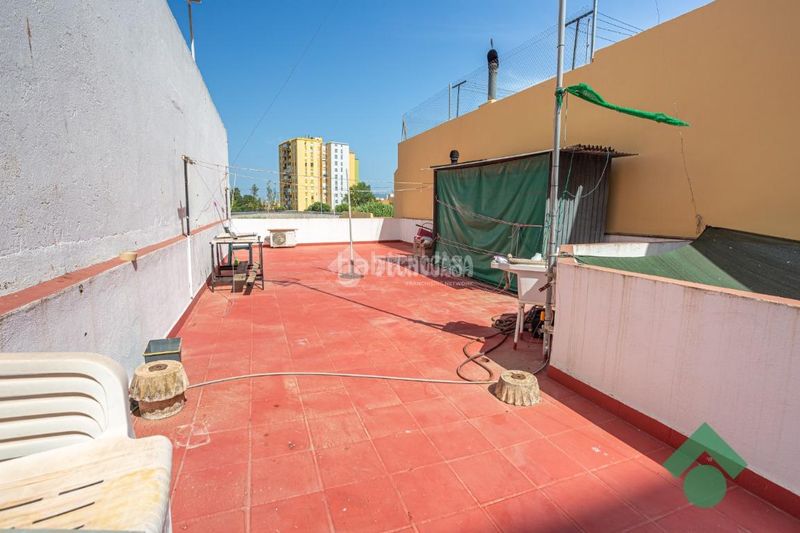 Foto 3230e90a-a6f3-4447-84b1-25485d360c26. Casa aparellada amb calefacció a San Bernabé Algeciras