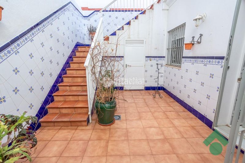 Foto c7397ade-fff3-466b-94d0-4c677e3a6f05. Casa aparellada amb calefacció a San Bernabé Algeciras