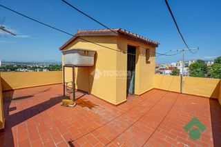 Casa aparellada a Av. las Flores