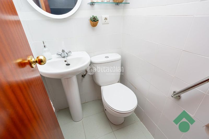 Foto 0f10bbe6-642f-445e-b0fc-9003c5d17a6d. Casa aparellada amb aparcament a San Bernabé Algeciras