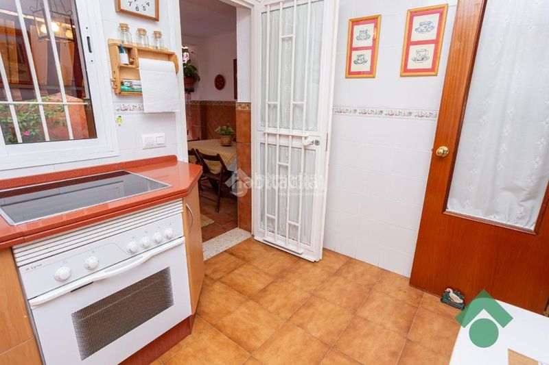Foto 1d1128ae-84cf-445a-8945-e2a72a3a2c40. Casa aparellada amb aparcament a San Bernabé Algeciras