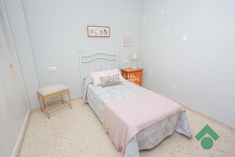 Foto 32e29973-5f0c-42b0-9975-22e9bbb535e9. Casa aparellada amb aparcament a San Bernabé Algeciras