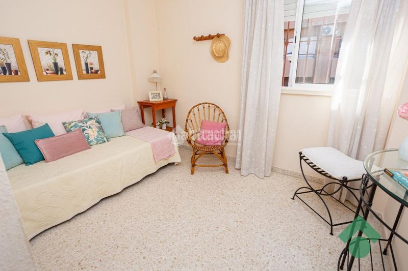 Foto d0e4b734-8d7a-4564-a0c4-074c6c326139. Casa aparellada amb aparcament a San Bernabé Algeciras