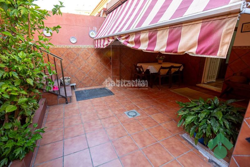 Foto eb3f3705-64d2-4590-8e20-d02cbfcad5c4. Casa aparellada amb aparcament a San Bernabé Algeciras