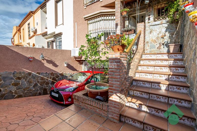 Foto cb4fc8af-55f2-49e7-b13f-dfa320f1d982. Towny house with parking in San Bernabé Algeciras