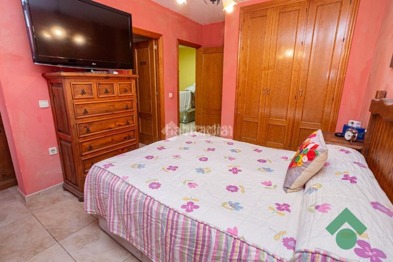 Foto 12c2d61b-4a09-48ed-af74-290039458ee7. Casa aparellada amb calefacció aparcament a San Bernabé Algeciras