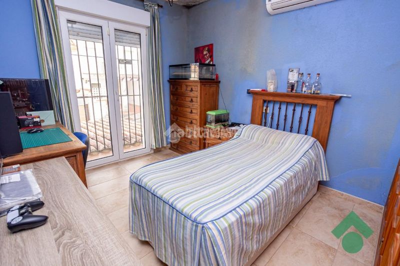 Foto 1d4abdc2-23d3-45b8-be13-64696d20d05e. Casa aparellada amb calefacció aparcament a San Bernabé Algeciras