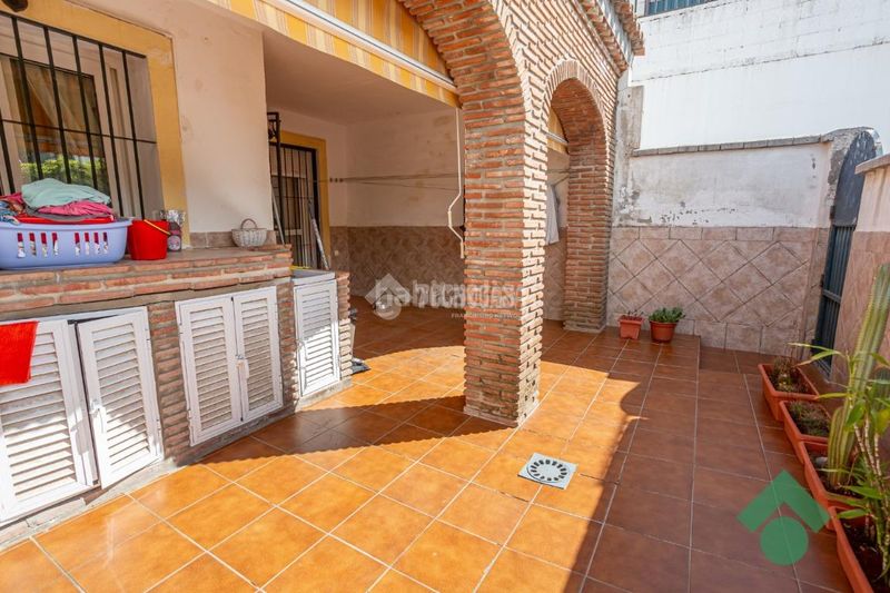 Foto 472d1e8d-a7ce-40f6-a330-26eb0a4d19c2. Casa aparellada amb calefacció aparcament a San Bernabé Algeciras