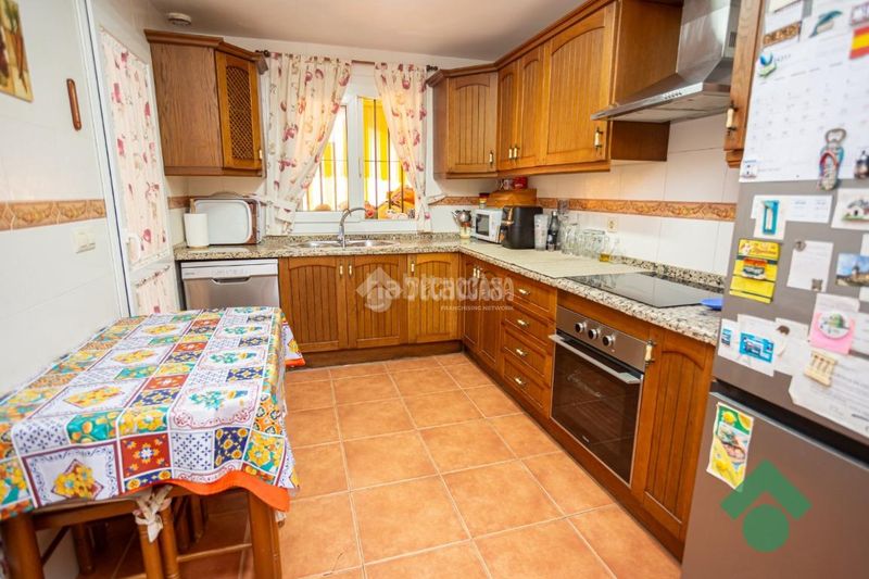 Foto 4b2b446e-7f89-4151-baa8-91b8e99ad2f6. Casa aparellada amb calefacció aparcament a San Bernabé Algeciras