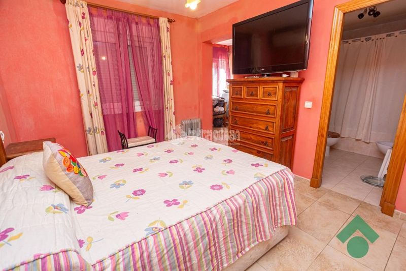 Foto 52261a46-8a4b-4672-859c-557f21885c43. Casa aparellada amb calefacció aparcament a San Bernabé Algeciras