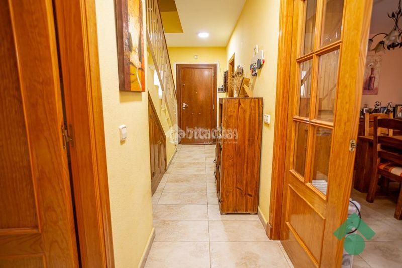 Foto 926047b4-e589-420d-9e30-727f123d7a32. Casa aparellada amb calefacció aparcament a San Bernabé Algeciras