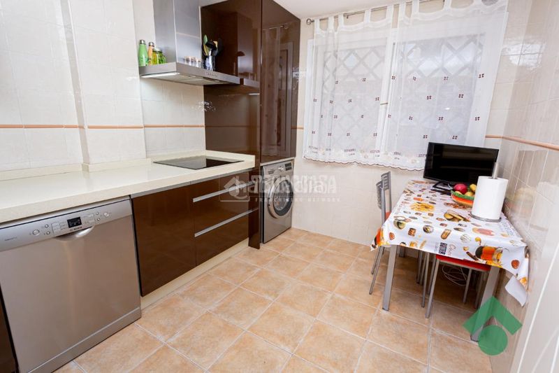 Foto 07af49ef-fe78-47b0-897d-d90a6c883824. Casa aparellada amb calefacció aparcament a San García Algeciras