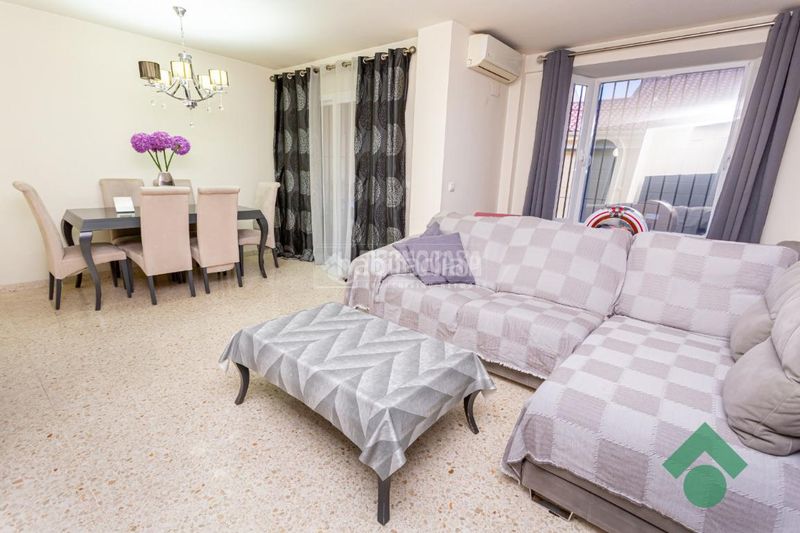 Foto f53be90f-5568-4fe4-ba69-c998c4aed263. Casa aparellada amb calefacció aparcament a San García Algeciras