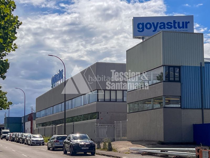 Foto 03f4bc1c-bbf9-4d96-8793-40da7f59738b. Rent industrial building in Tremañes Gijón