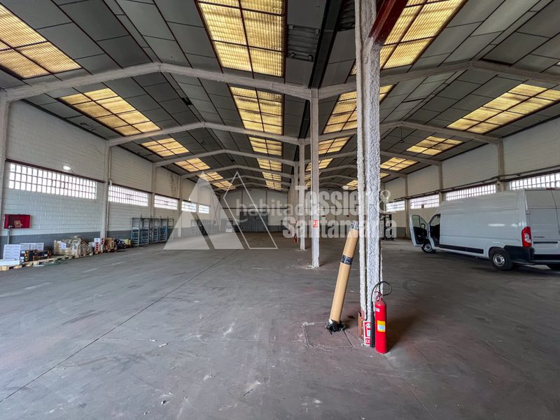 Foto b8bb5490-2e68-402d-b352-b132e6cecf27. Rent industrial building in Tremañes Gijón
