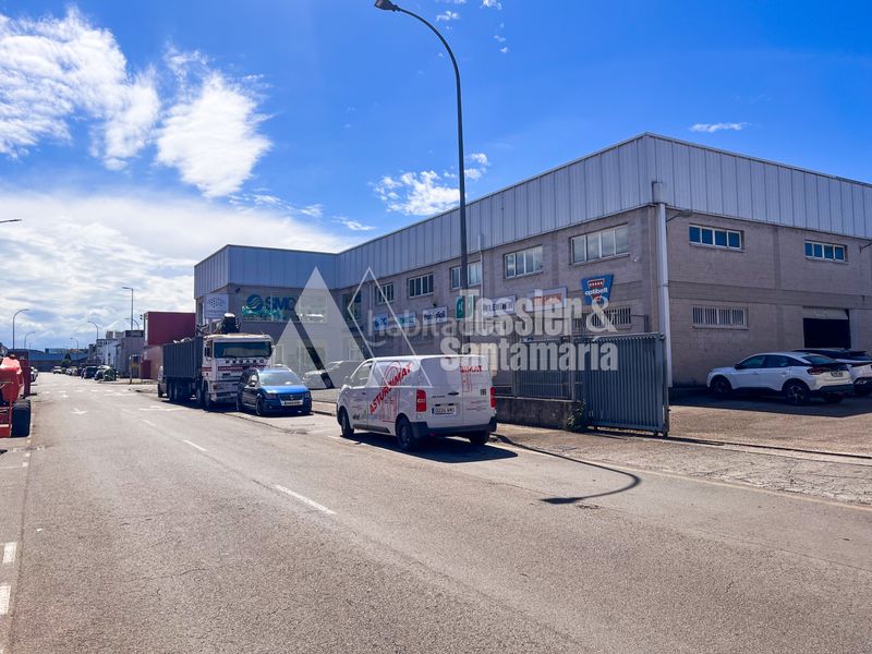 Foto f8087bc2-3700-4f59-addf-9ad03892f201. Rent industrial building in Tremañes Gijón