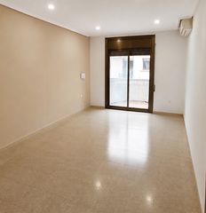 Flat  Carrer de caldetes. Luminoso piso en el prat con terraza y ascensor: comodidad y cal