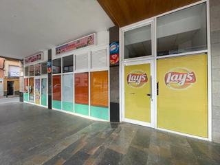 Lloguer Local Comercial  Carrer d'almeria. Luminoso local con grandes escaparates