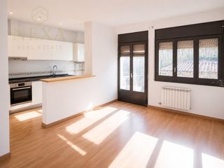 Flat in Calle timbaler bruch 20. Pis reformat amb terrassa, llar de foc i molta llum natural