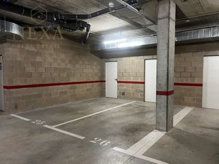 Autoparkplatz  Calle nou. Plaça daparcament amb traster al centre