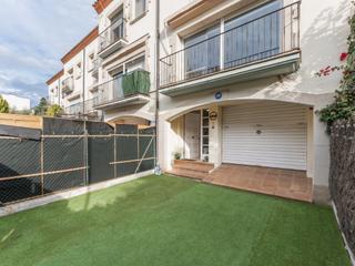 Casa a Calle jose m collet 27. Casa reformada con patio y garaje en st. iscle vallalta