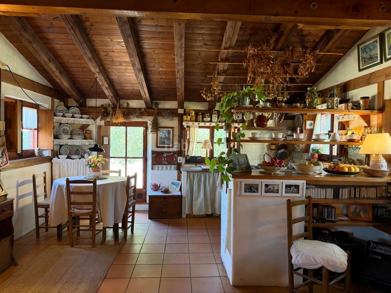 Foto e93d456c-e2e3-4057-9833-abd468708064. Xalet amb xemeneia aparcament a Parlavà