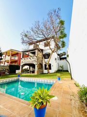 Xalet a San García. Se vende chalet con piscina en getares