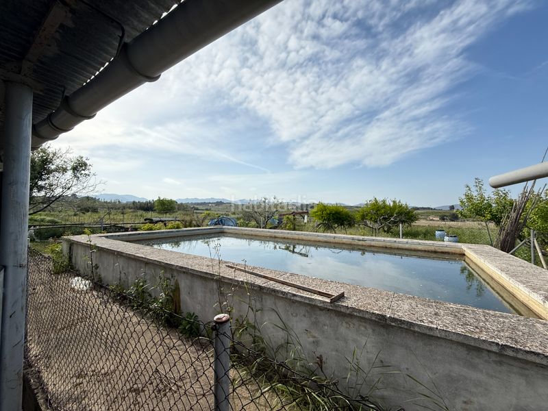 Foto 184e43db-5518-41e3-a75d-9457f2854966. Masia amb xemeneia aparcament piscina a Albaida
