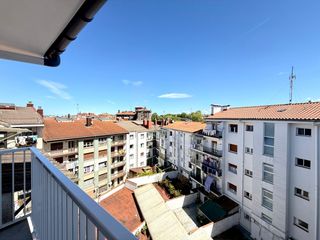 Pis  Lekaenea kalea. �ltima planta exterior luminosa con balc�n y fachada rehabilitad