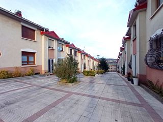 Casa aparellada  Iparraguirre kalea. Casa pareada en esquina de 4 plantas en el barrio de artia de ir