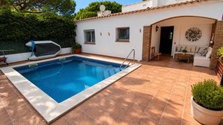 Chalet  Calle del senglar. Casa con piscina, vistas al mar y dos plantas independientes en
