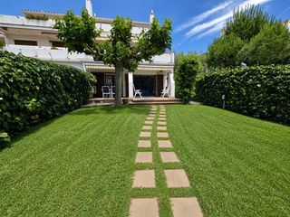 Planta baja  Kaminies. Planta baja esquinera con jardín privado y acceso directo a pisc