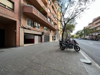 Lloguer Local Comercial a Passeig de torras i bages 18. Amplio y diáfano