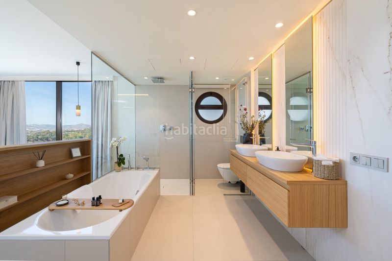 Foto 485c475b-3e66-43c2-a130-4e2dbf84b188. Casa aparellada amb aparcament piscina a El Higuerón Fuengirola